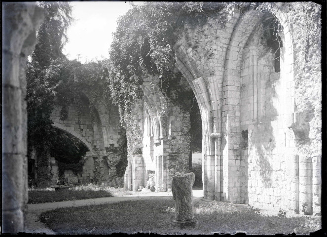 Ruines et vestiges de l'abbaye de Jumièges (Seine-Maritime).