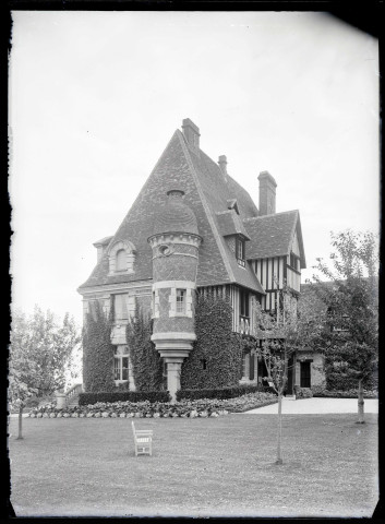 Vue d'ensemble du manoir « le Val fleuri » appartenant à M. Gallier.