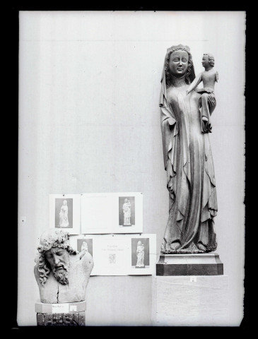 Statue de Vierge à l'enfant présentée à une exposition d'art religieux à Rouen (Seine-Maritime).