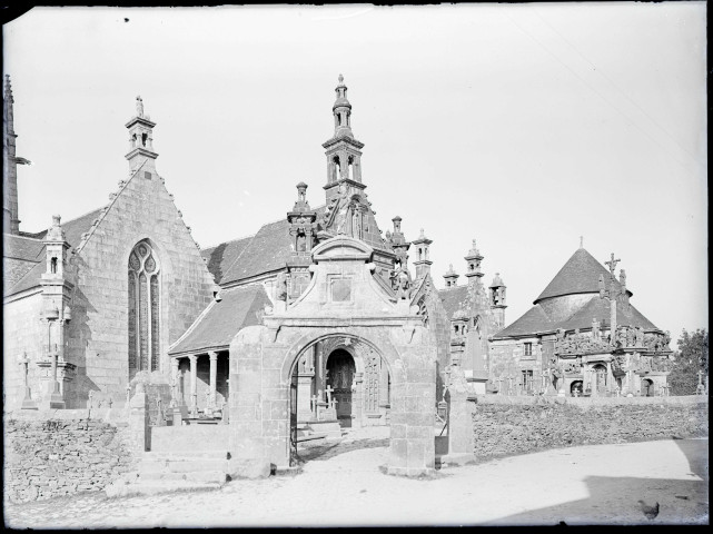 Église, cimetière et calvaire en arrière plan de Guimiliau (Finistère).