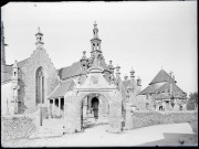Église, cimetière et calvaire en arrière plan de Guimiliau (Finistère).