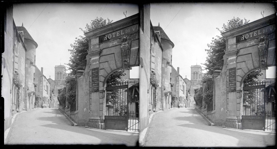 Rue et portail de l'entrée de l'hôtel de ville de Vézelay (Yonne).