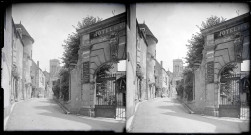 Rue et portail de l'entrée de l'hôtel de ville de Vézelay (Yonne).