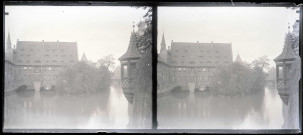 Maison surplombant les canaux d'une ville, probablement en Alsace.