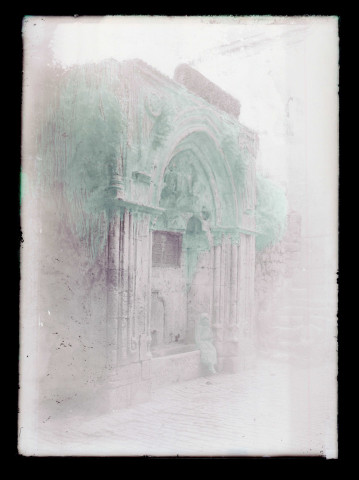 Enfant assis sur la margelle d'un mihrab.