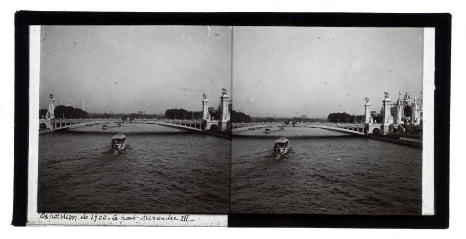 Le pont Alexandre III lors de l'exposition universelle de 1900 à Paris (Seine).