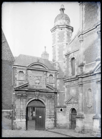 Portail principal du collège des Jésuites de Eu (Seine-Maritime).
