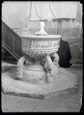 Fonts baptismaux de l'église de Dampsmesnil (Eure).
