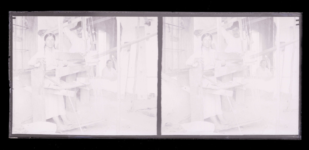 Tisserands dans leur atelier.