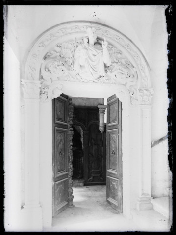 Porte de l'abbaye Notre-Dame de Fontenelle de Saint-Wandrille-Rançon (Seine-Maritime) représentant le couronnement de la Vierge.