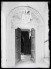 Porte de l'abbaye Notre-Dame de Fontenelle de Saint-Wandrille-Rançon (Seine-Maritime) représentant le couronnement de la Vierge.