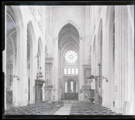 Intérieur d'église.