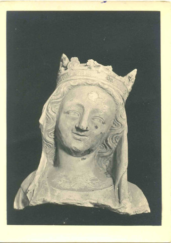 Tête d'une statue de la Vierge à l'Enfant du XIIIe siècle, en pierre, de l'église Notre-Dame d'Aigleville (Eure, France)