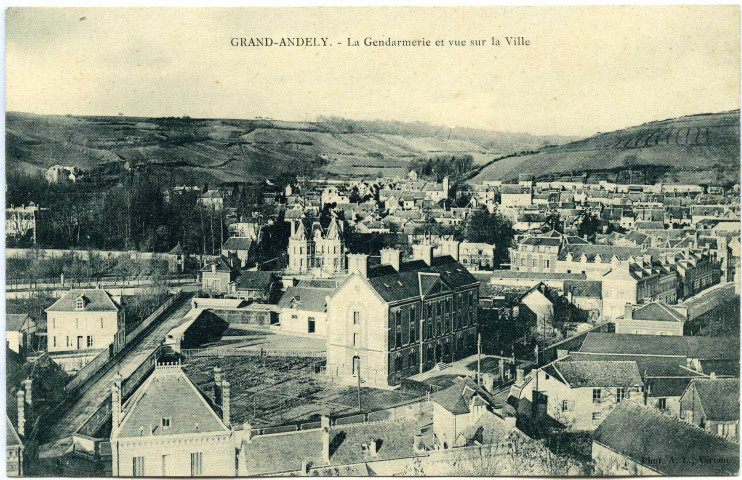 Andelys (Les). Grand Andely - La Gendarmerie et vue sur la Ville.