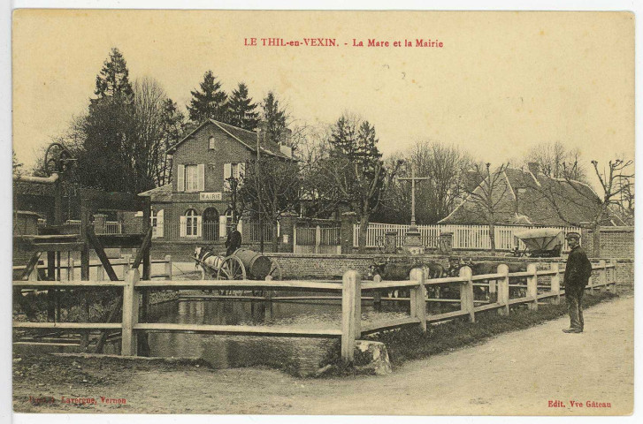 Thil (Le). La Mare et la Mairie.
