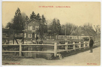 Thil (Le). La Mare et la Mairie.