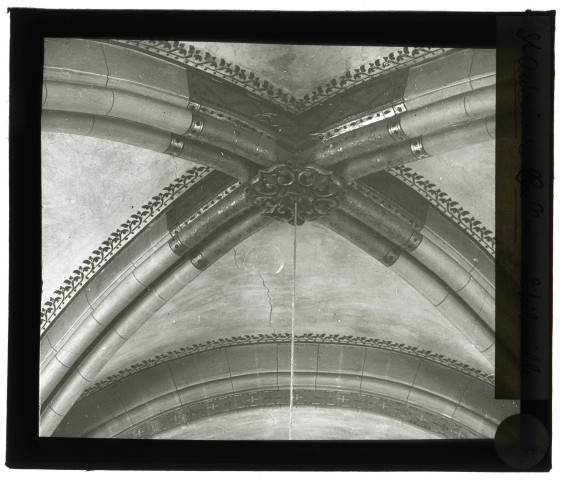 Église de Saint-Aubin-de-Scellon (Eure), voûte d'ogives et clef ornée.