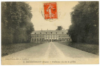 Heudicourt. Château vu de la grille.