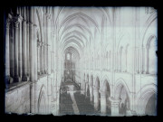 Nef et choeur de la cathédrale de Lisieux (Calvados).