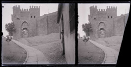 Porte d'une ville fortifiée.