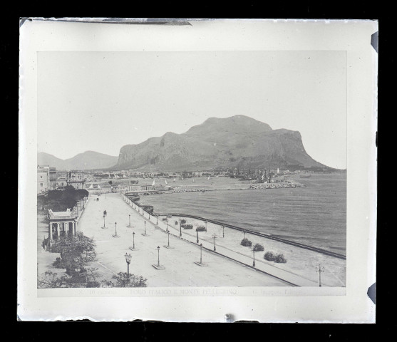Remblais et port du Monte-Pellegrino de Palerme en Sicile (Italie).