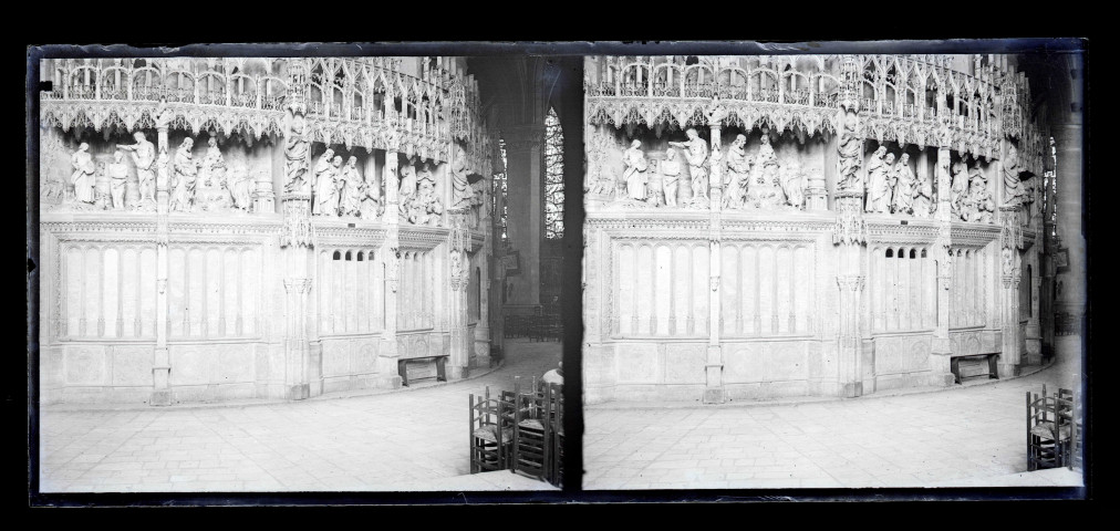 Intérieur d'un édifice religieux catholique.