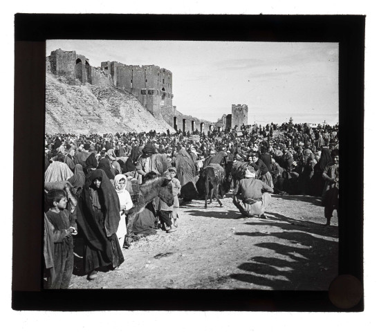 Scène de marché le vendredi à Alep (Syrie).