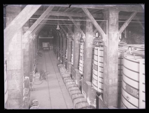 Cave de distillation et d'affinage de cognac à Cognac (Charente).