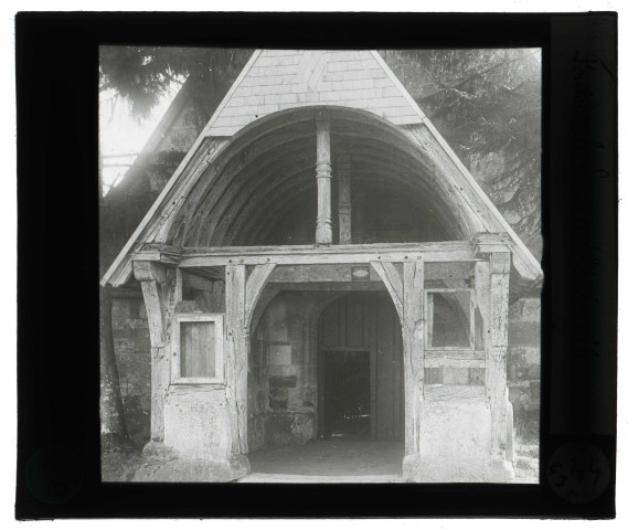 Église de Fontaine-la-Louvet (Eure), porche en bois.