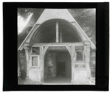Église de Fontaine-la-Louvet (Eure), porche en bois.