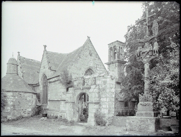 Église bretonne et calvaire.
