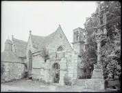 Église bretonne et calvaire.