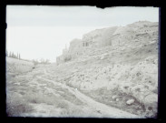 Édifices creusés dans la roche à flanc de montagne.