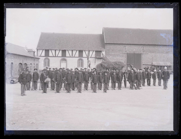 Fanfare dans la grande cour de l'Établissement d'Orgeville (Eure).