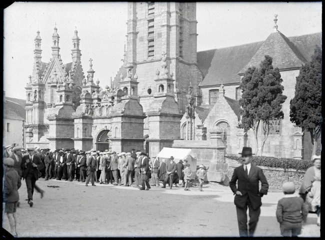 Église bretonne, sortie de la messe.