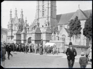 Église bretonne, sortie de la messe.