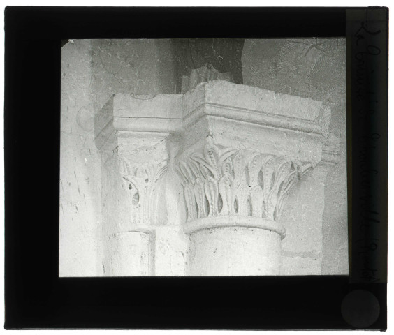 Église de la Sainte-Trinité à La Trinité-de-Thouberville (Eure), chapiteaux.