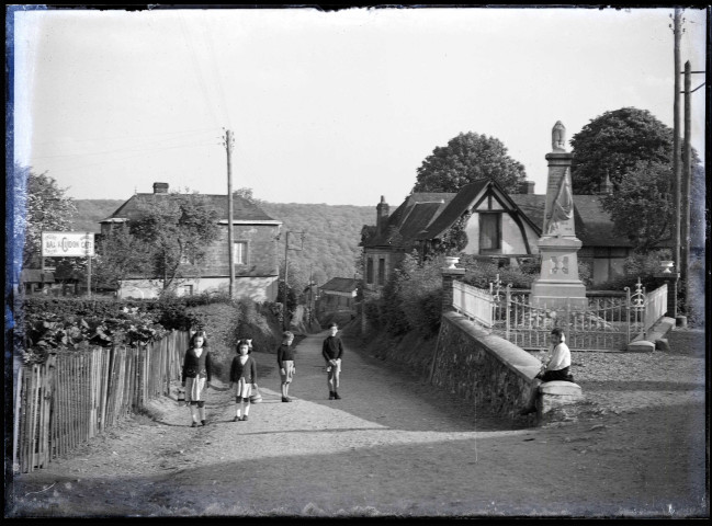 Jeunes enfants près du monuments aux morts de la guerre 14-18 de Rosay-sur-Lieure (Eure).