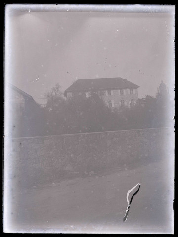 Façade d'un bâtiment en briques à Batz-sur-Mer (Loire-Atlantique).