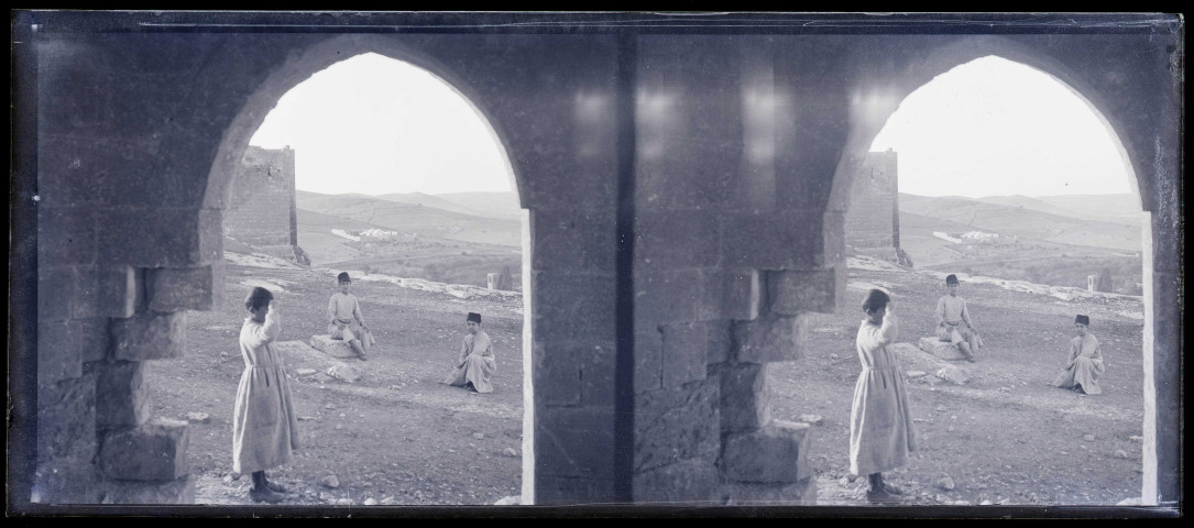 Monastère arménien Sourp-Sarkis vu d'une porte du château d'Ourfa (Turquie).