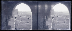 Monastère arménien Sourp-Sarkis vu d'une porte du château d'Ourfa (Turquie).