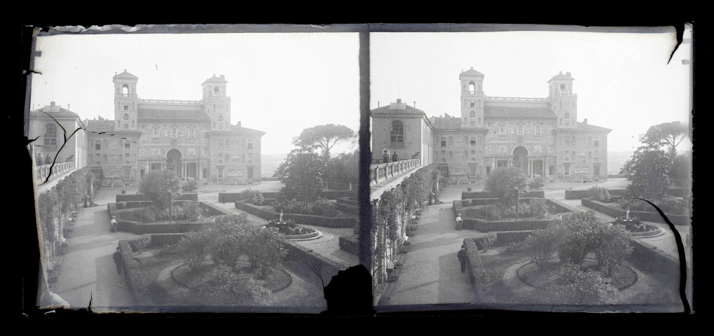 Vue d'ensemble d'un palais italien et de ses jardins.