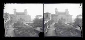 Vue d'ensemble d'un palais italien et de ses jardins.