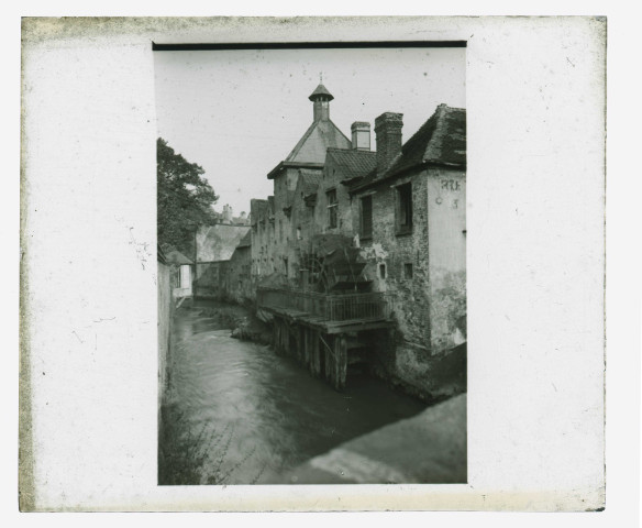 Roue à aube sur la rivière traversant Amiens (Somme).