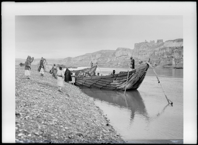 Bac sur les rives de l'Euphrate à Biredjik (Turquie) (notice PA).
