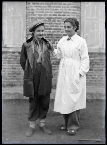 Deux jeunes filles déguisées.