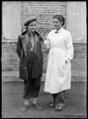 Deux jeunes filles déguisées.