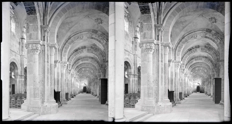Piliers et chapiteaux sculptés de l'église de la Madeleine de Vézelay (Yonne).