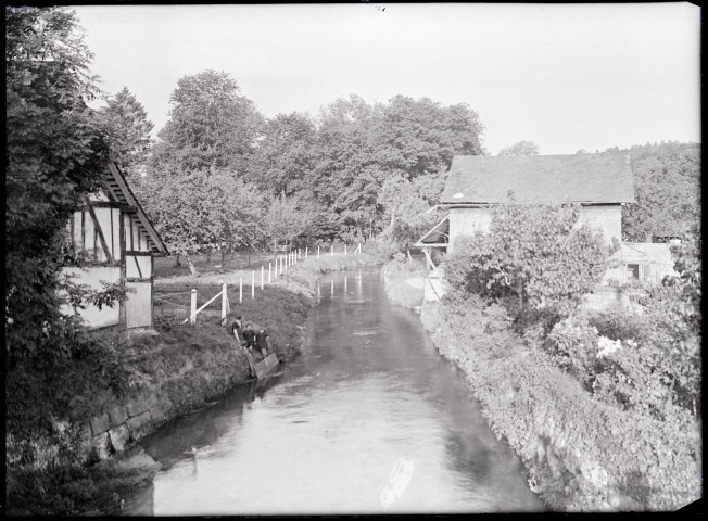 Rivière traversant la campagne de Ry (Seine-Maritime).