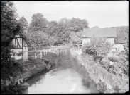Rivière traversant la campagne de Ry (Seine-Maritime).